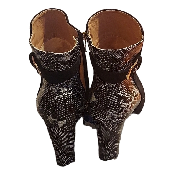 𝅺black and white snakeskin chunky heel booties womens size 41 (9.5) - Picture 3 of 5